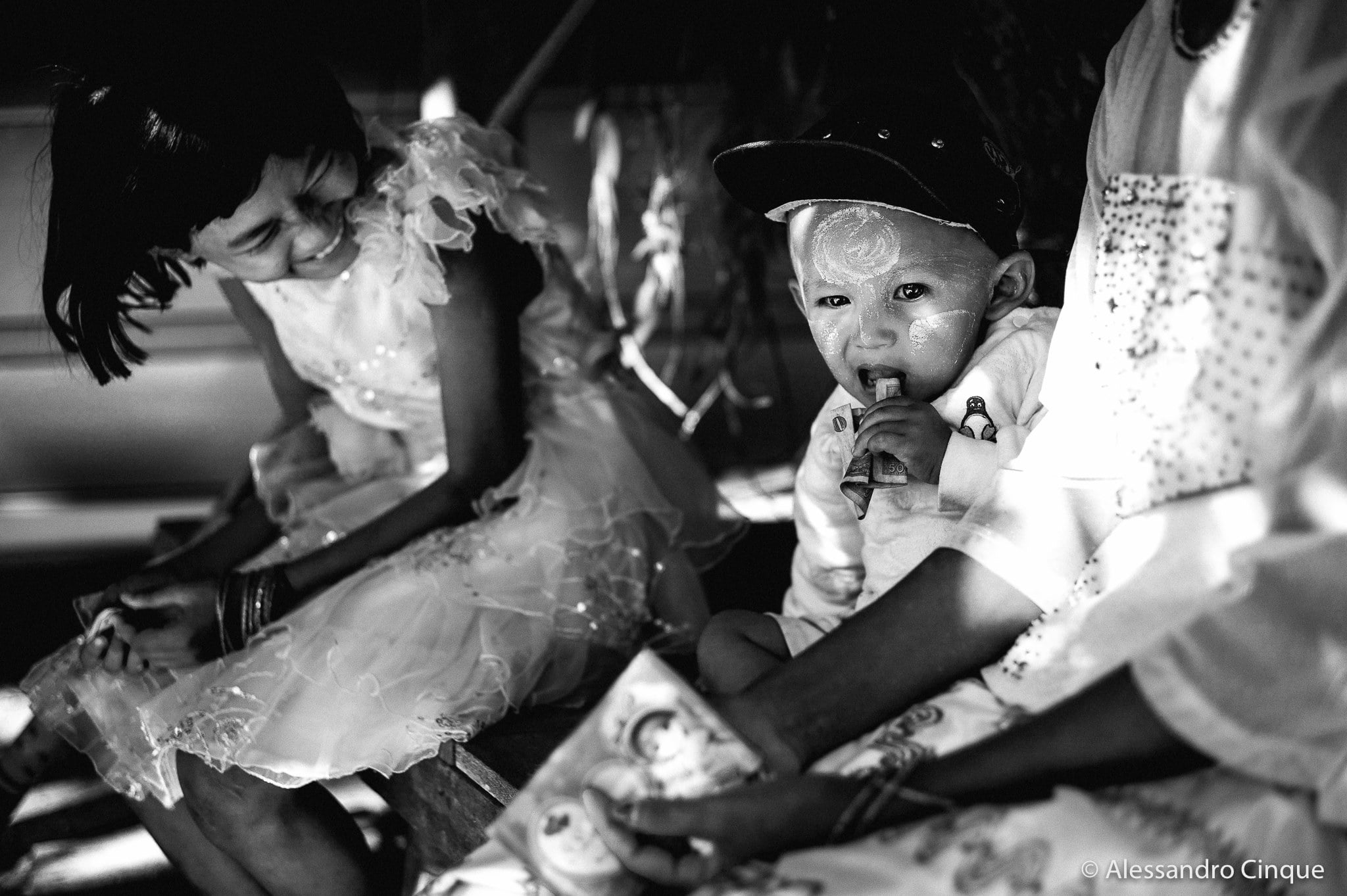 Bộ ảnh đen trắng tại Myanmar của nhiếp ảnh gia Alessandro Cinque
