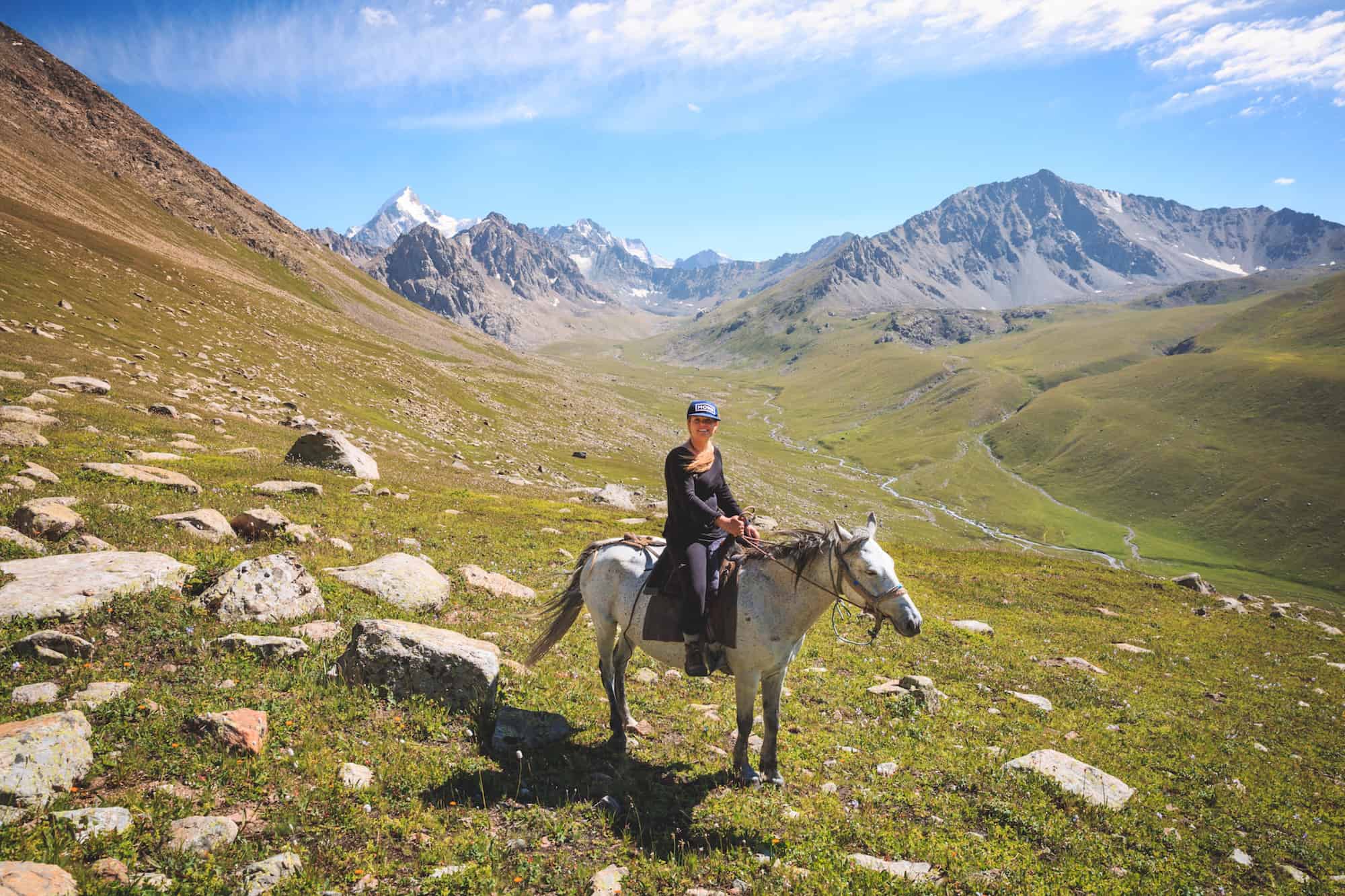 Thong dong cưỡi ngựa tại Kyrgyzstan